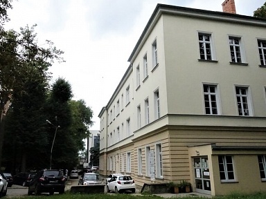 Dzięcięca psychiatria ze specjalistycznymi łóżkami 