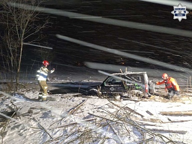 Samochód zatopiony w jeziorze
