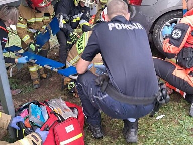 Przygnieciony własnym samochodem